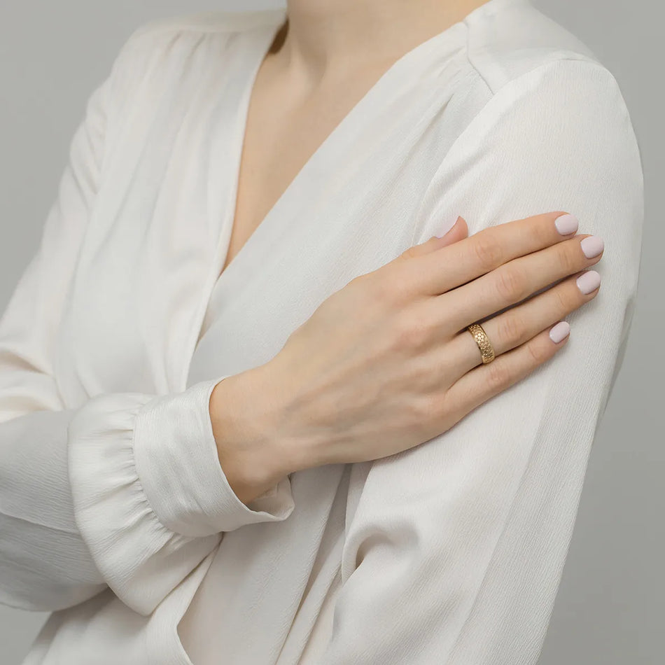 Zlatý prsten s otevřenými květy