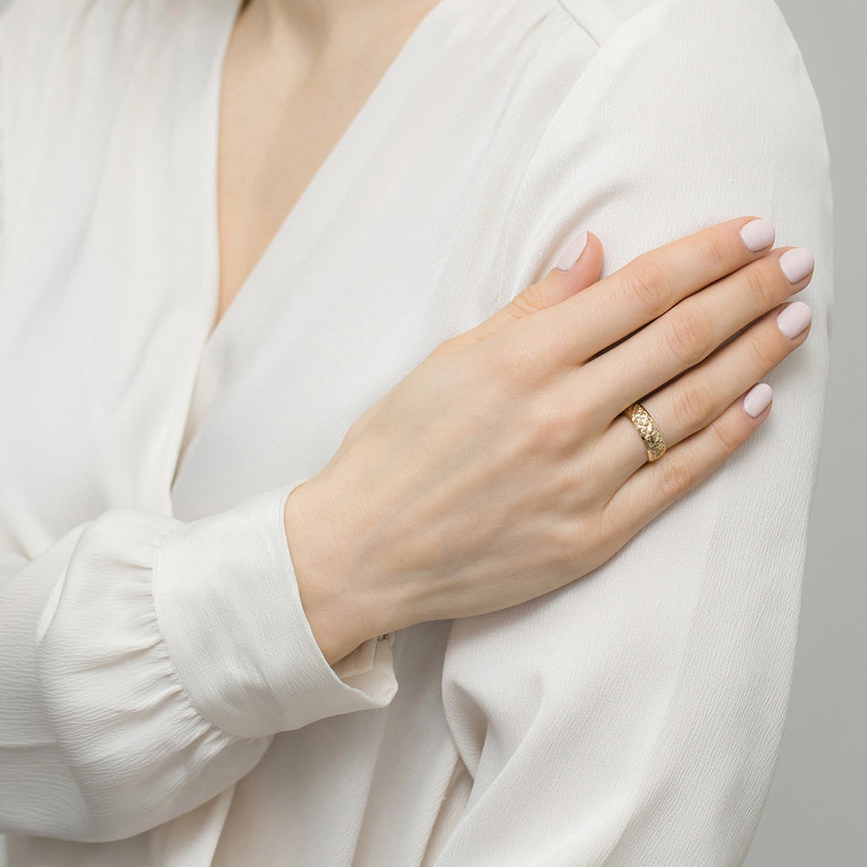 Zlatý prsten s průstřihem