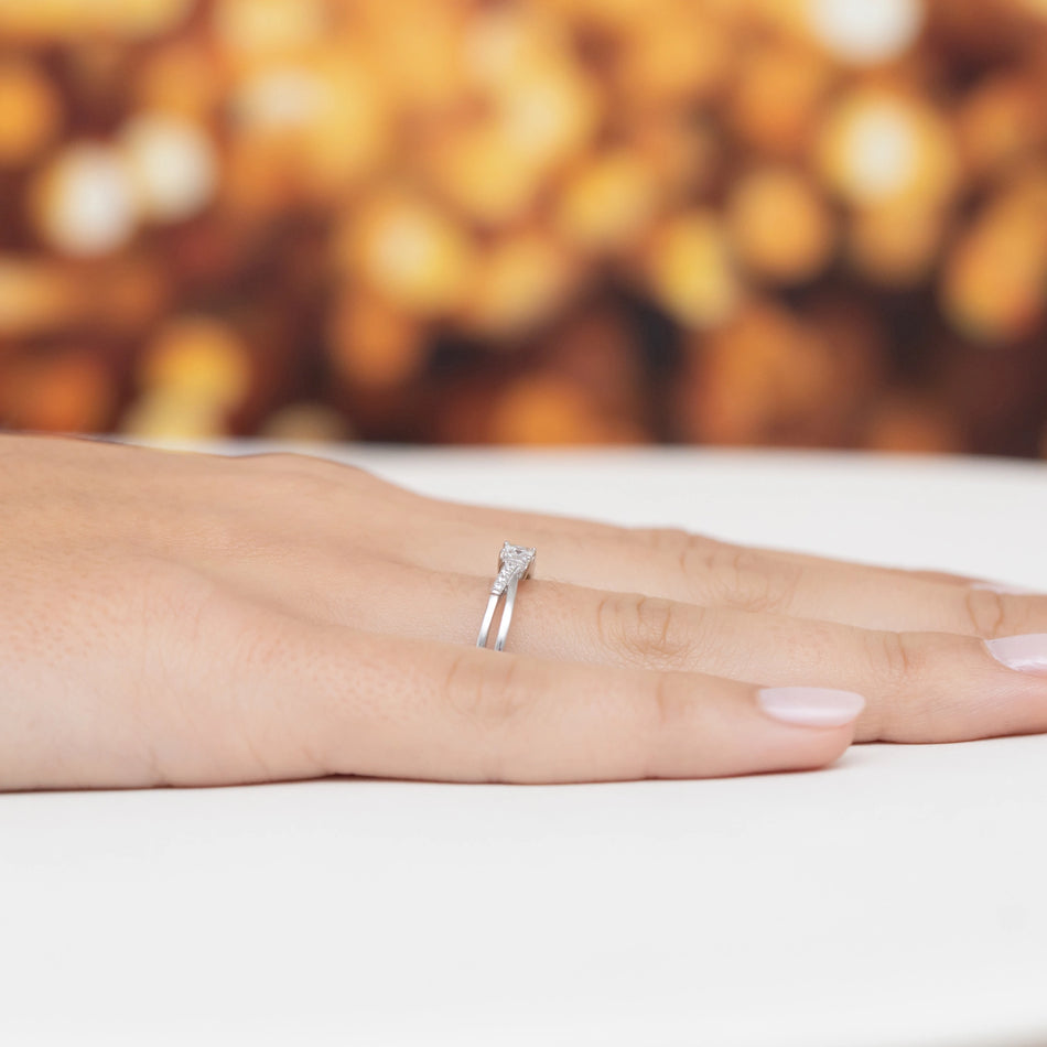 Stříbrný prsten se zirkony