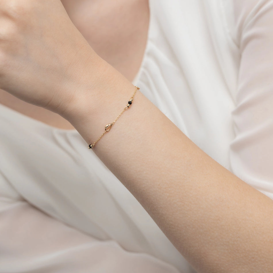 Zlatý náramek se srdci, korálky a černými kameny