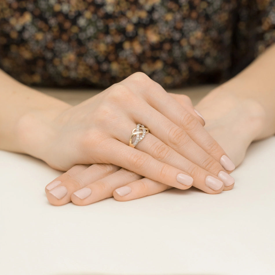 Dvoubarevný zlatý proplétaný prsten se zirkony