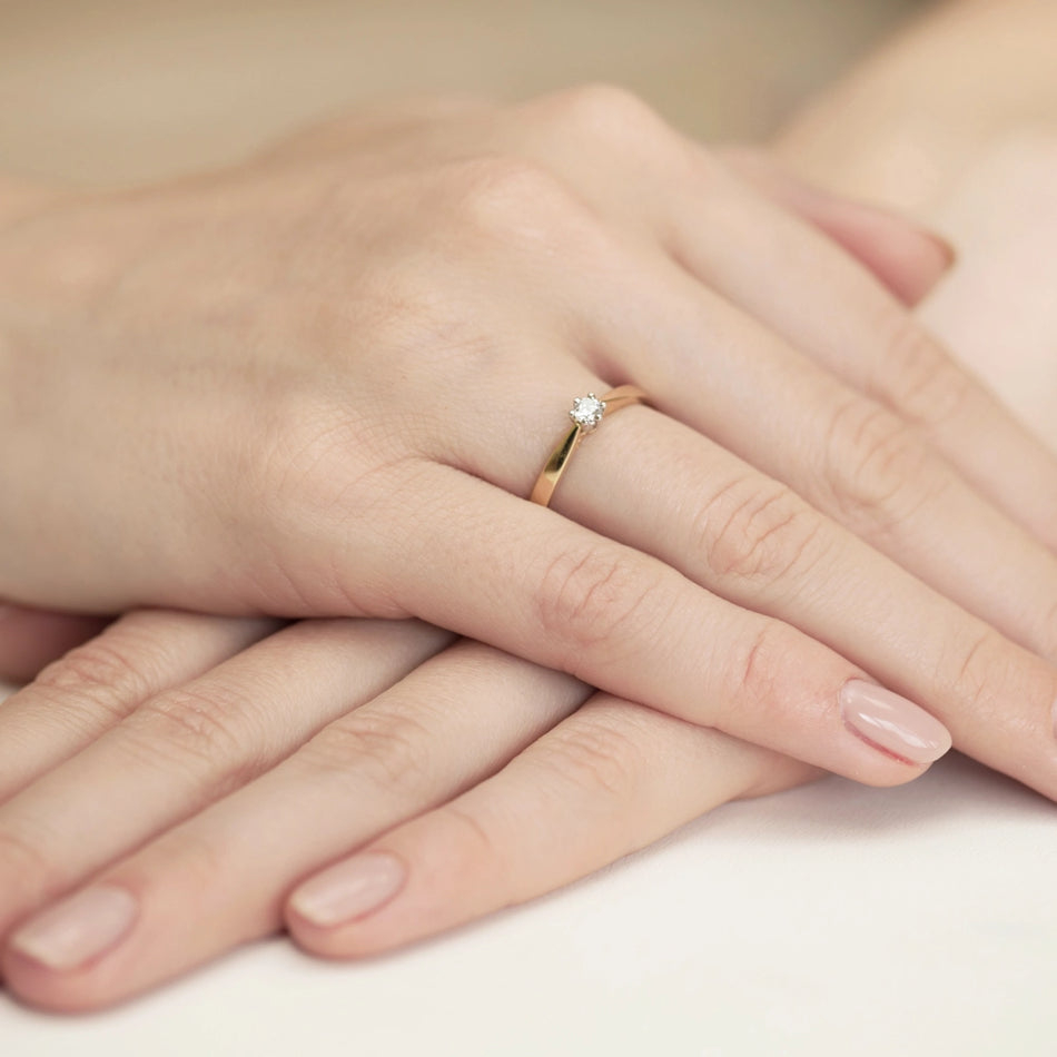 Zlatý prsten s diamantem 0,12 ct