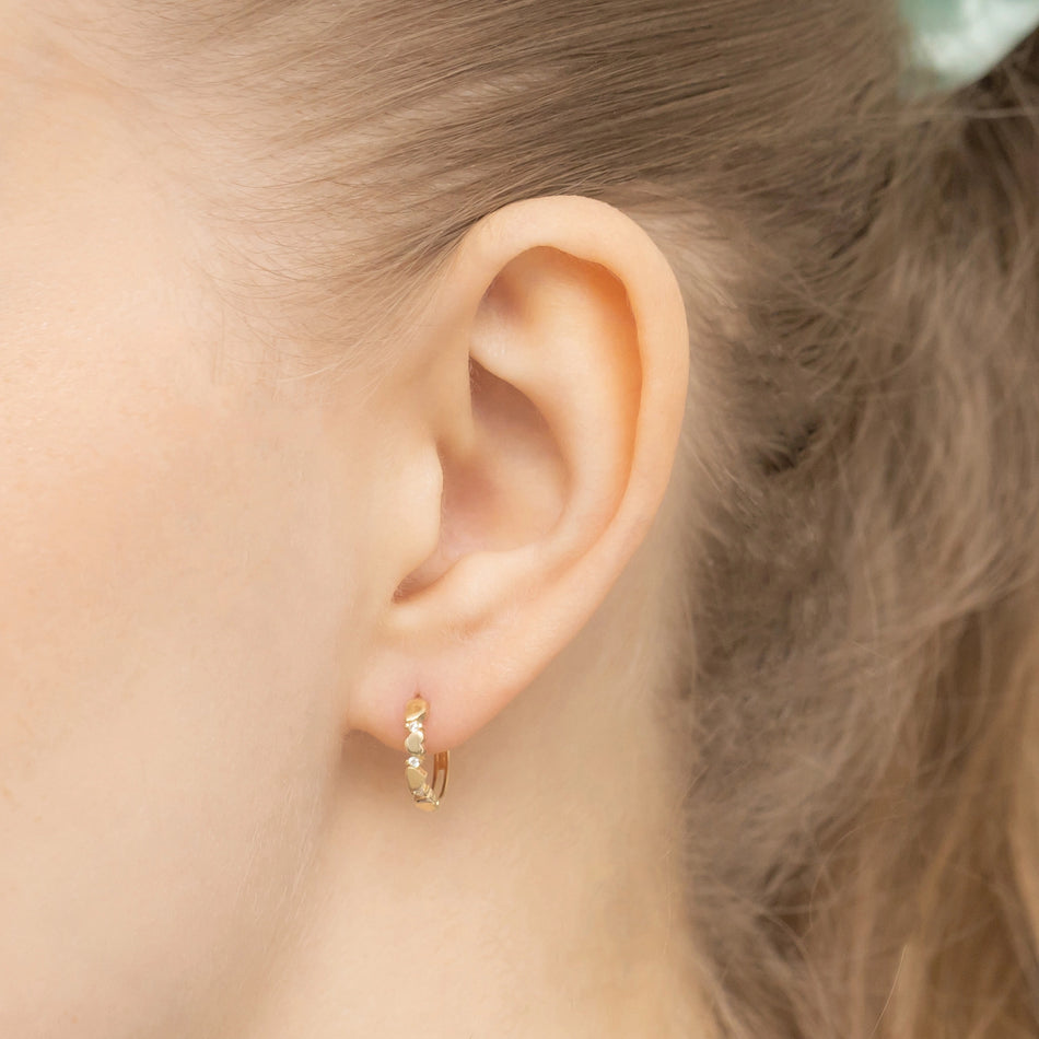 Zlaté kruhové zasouvací náušnice se zirkony srdce