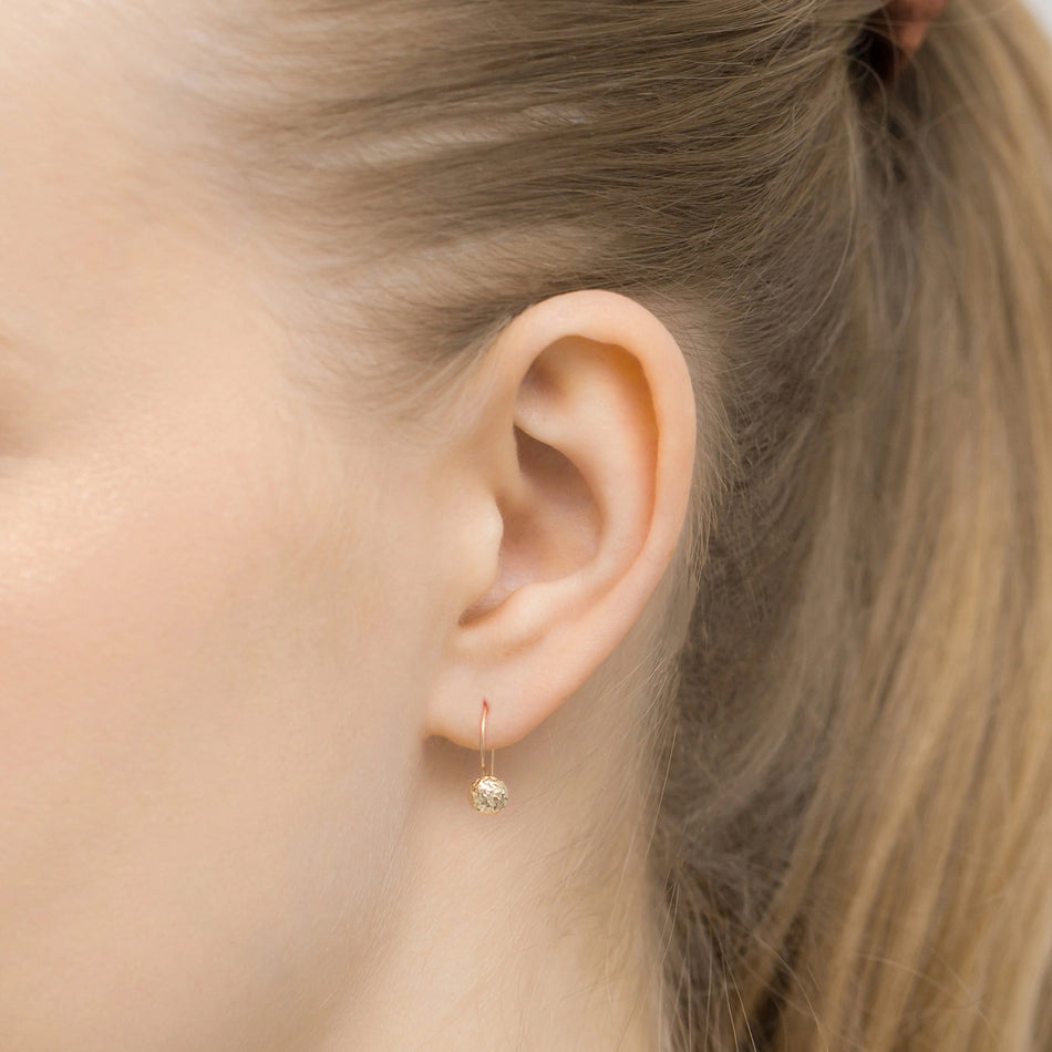 Zlaté náušnice s afroháčkem a korálky