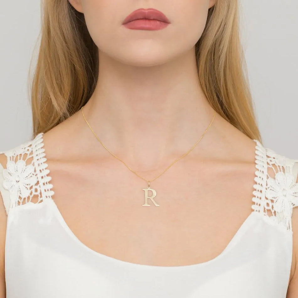 Zlatý náhrdelník s diamantovým písmenem R 0,005 ct