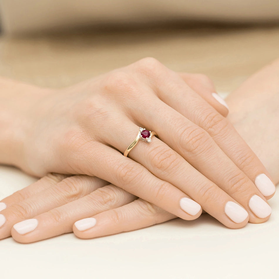 Zlatý prsten s rubínem 0,60 ct a diamanty