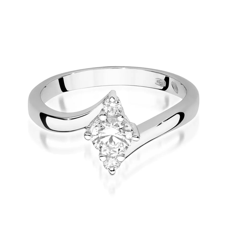 Zlatý prsten s bílým safírem 0,60 ct a diamanty