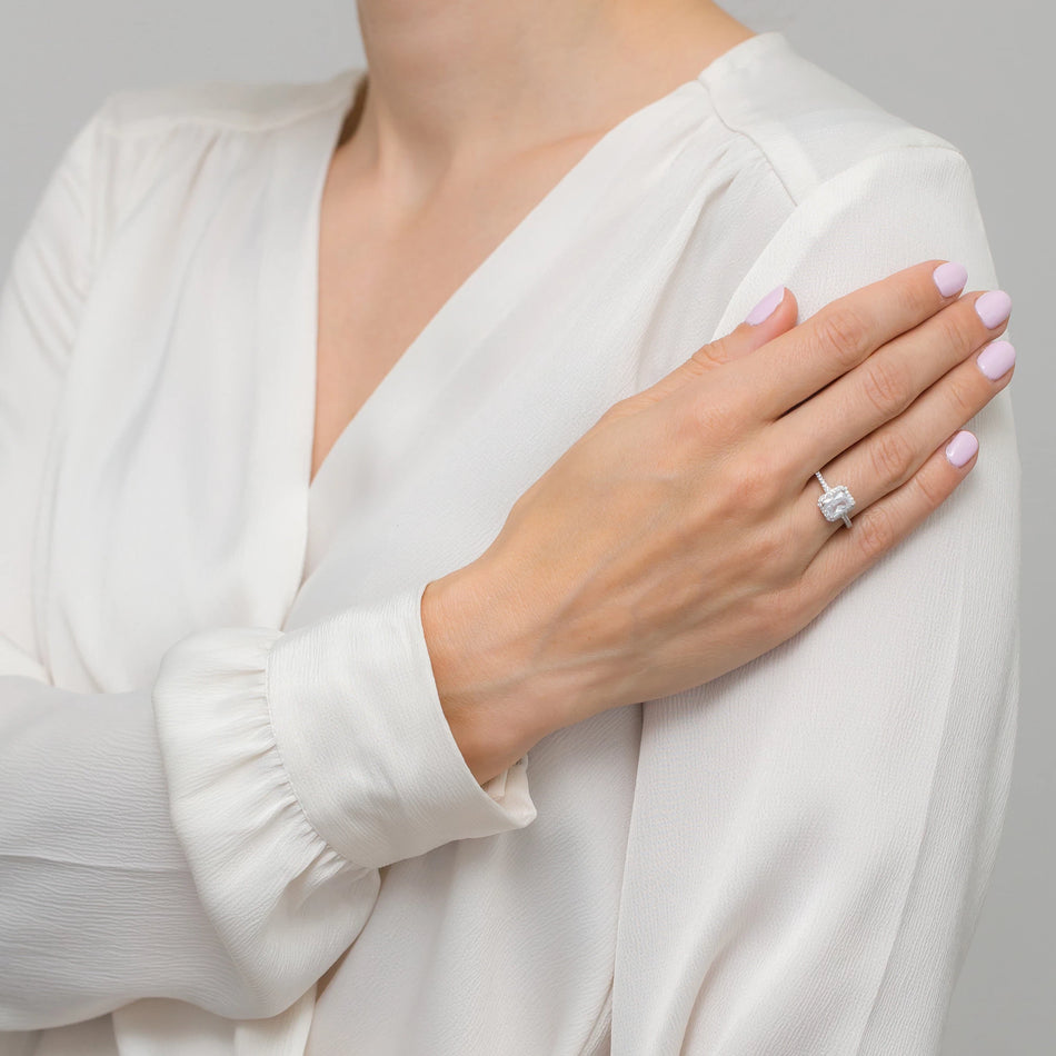 Stříbrný prsten se zirkony