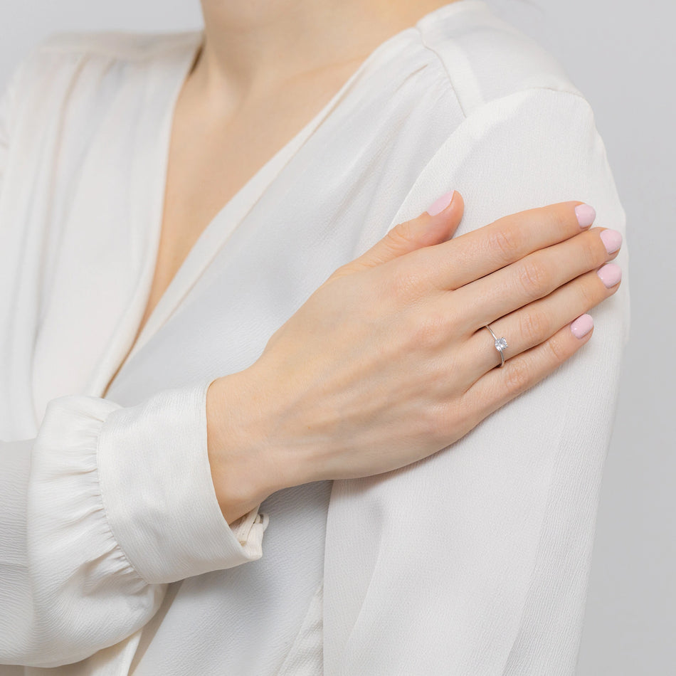 Stříbrný prsten se zirkony