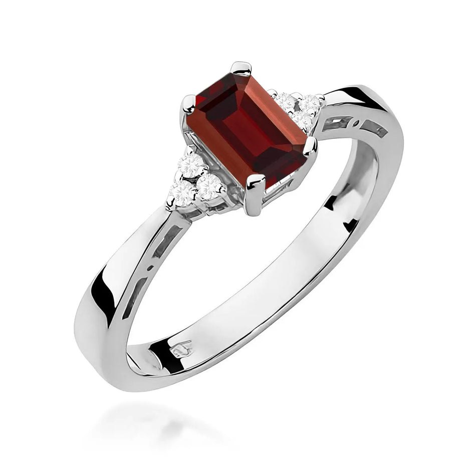 Gold Ring with 0.70ct Garnet and Diamonds