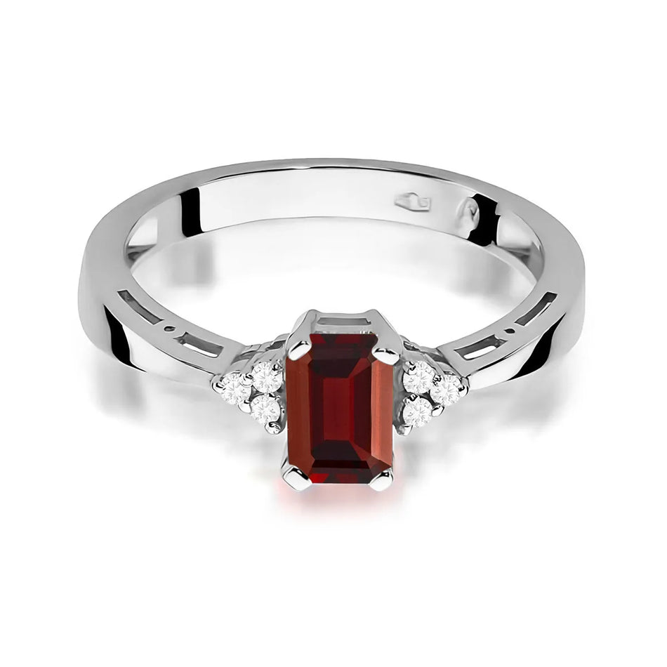 Gold Ring with 0.70ct Garnet and Diamonds