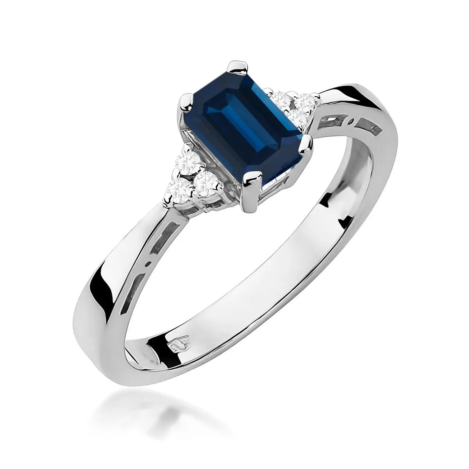 Gold Ring with 0.60ct Sapphire and Diamonds