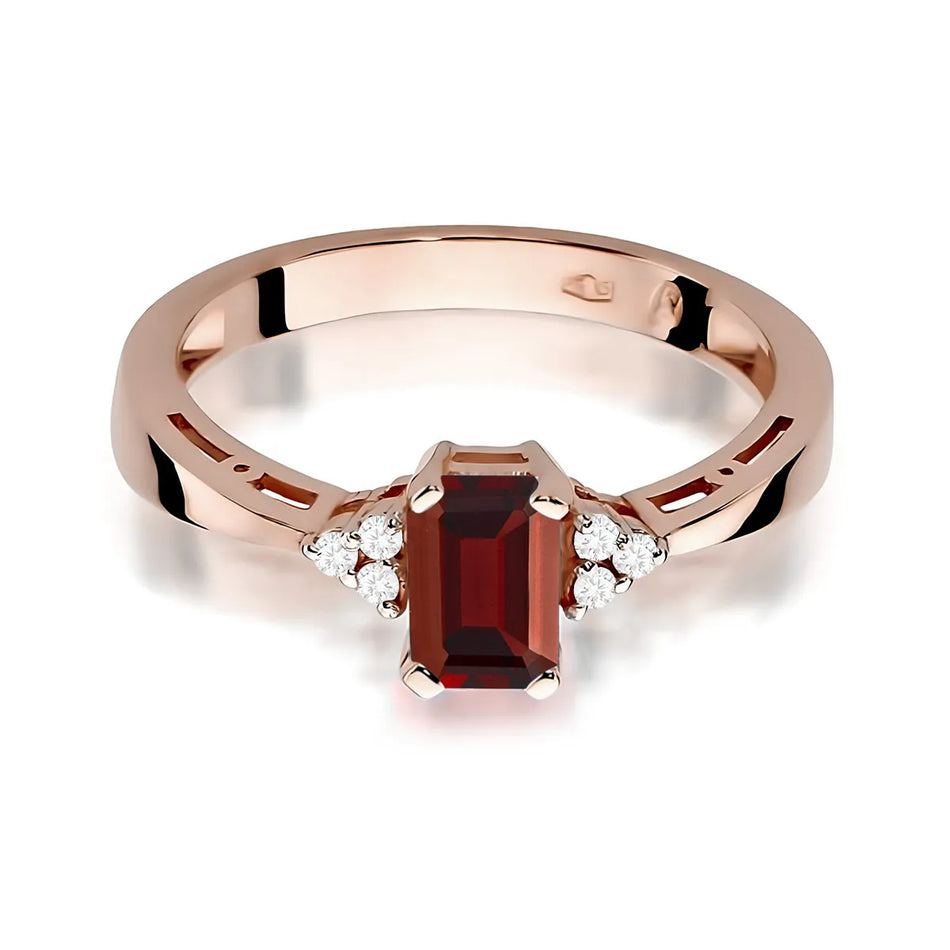 Gold Ring with 0.70ct Garnet and Diamonds
