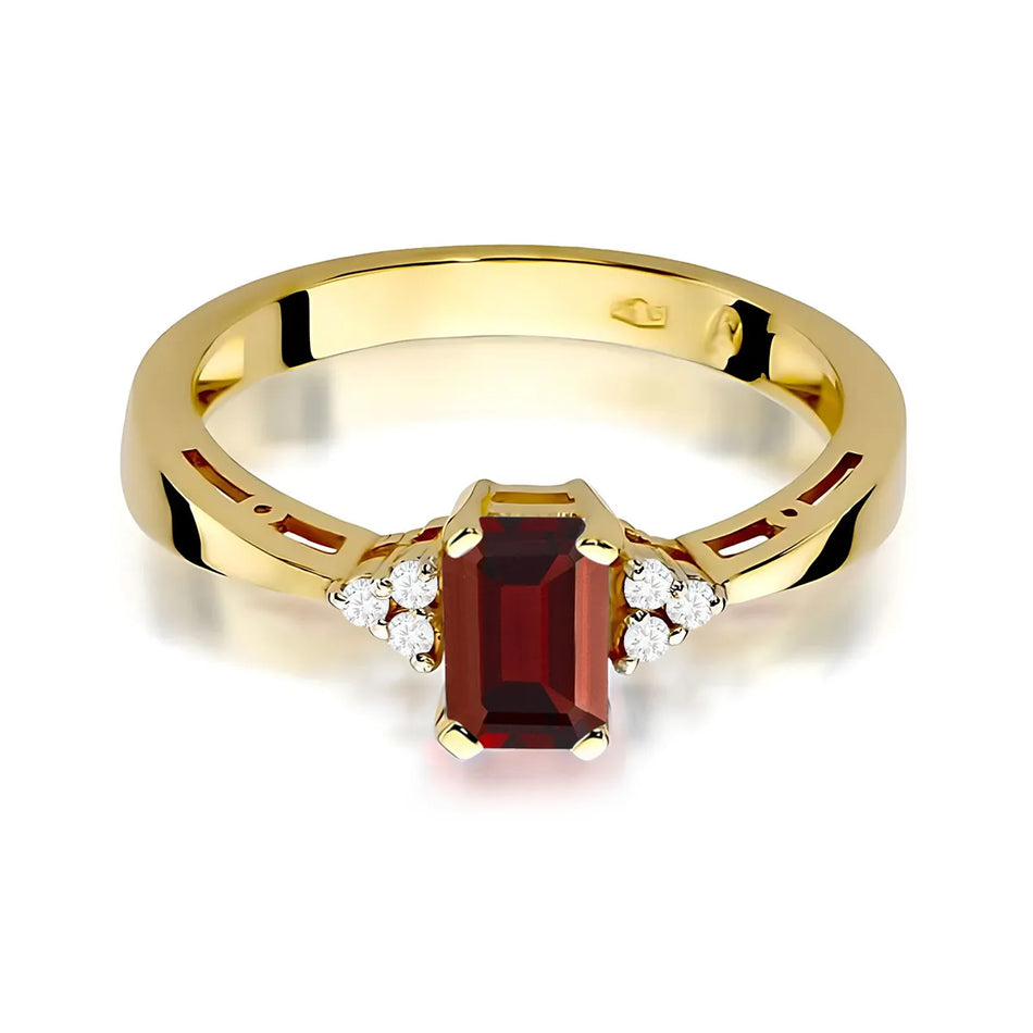 Gold Ring with 0.70ct Garnet and Diamonds