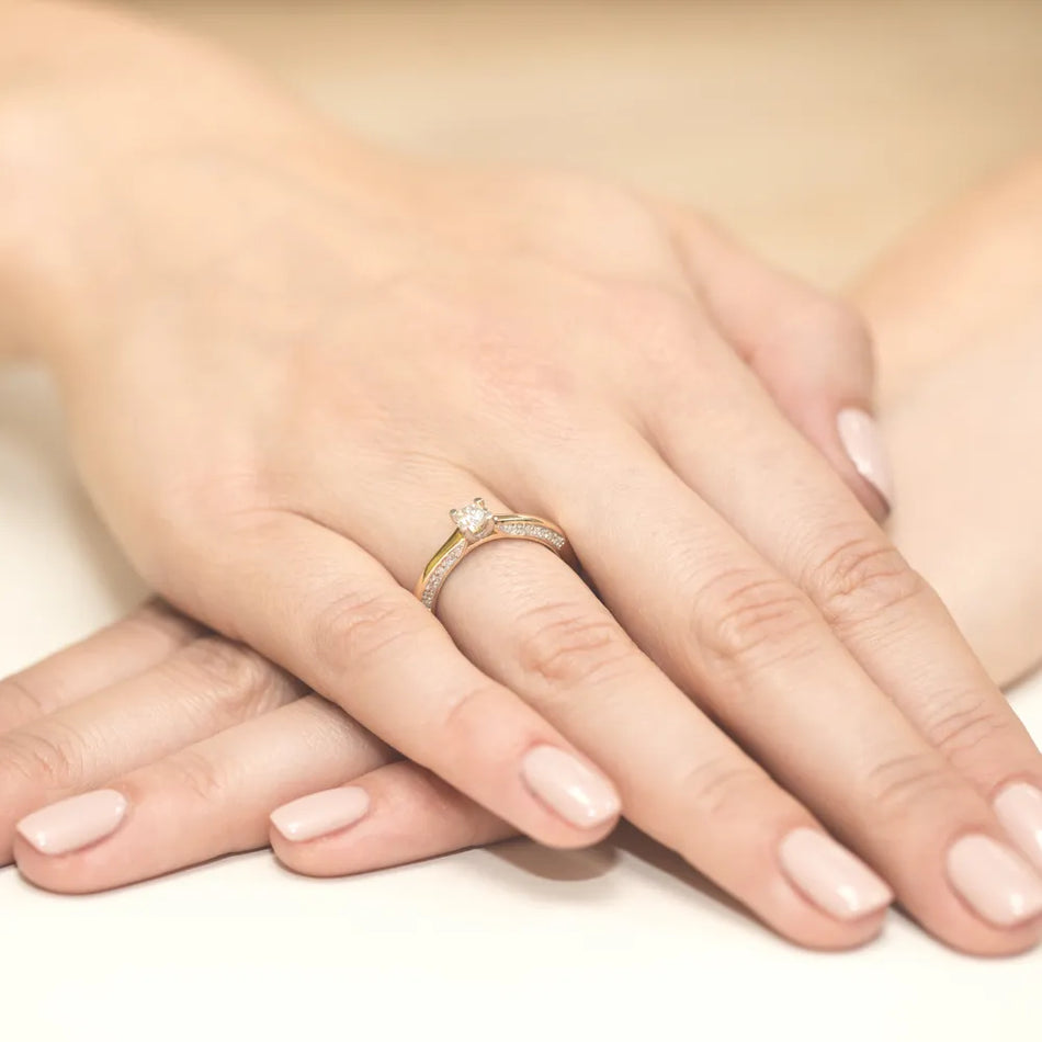 Gold Ring with 0.30ct Diamond set with 28 Diamonds