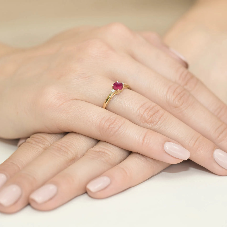 Zlatý prsten s rubínem 0,60 ct a diamanty