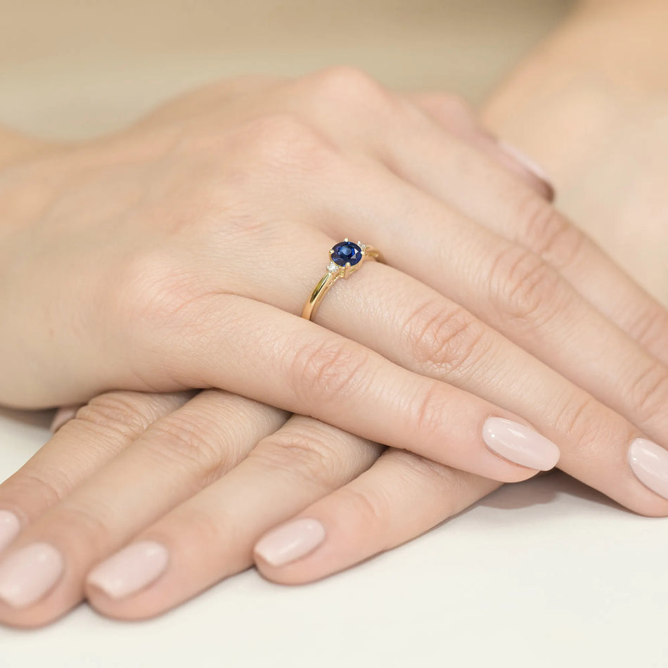 Zlatý prsten se safírem 0,50 ct a diamanty