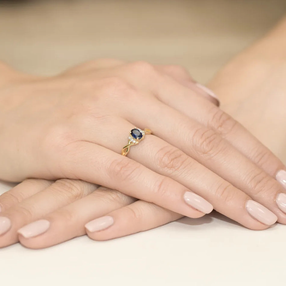 Zlatý prsten se safírem 0,70 ct a diamanty 0,052 ct