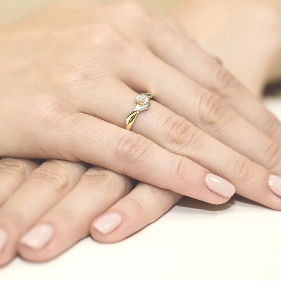 Zlatý prsten s diamanty 0,035 ct