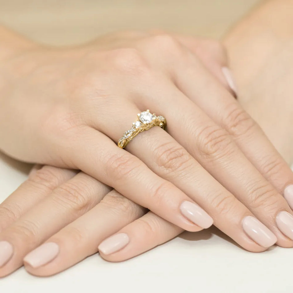 Zlatý prsten s 0,60ct bílým safírem a 0,339ct diamanty