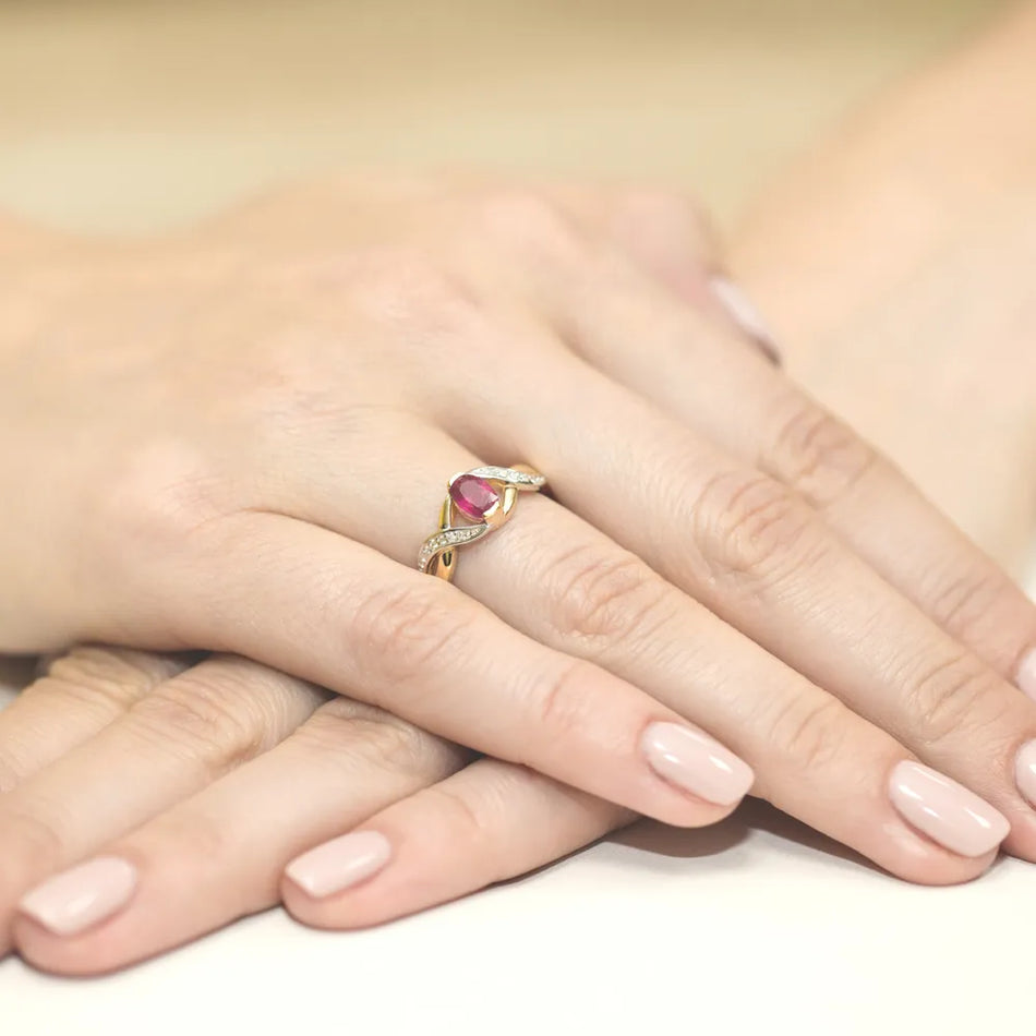 Zlatý prsten s rubínem 0,60 ct a diamanty 0,05 ct