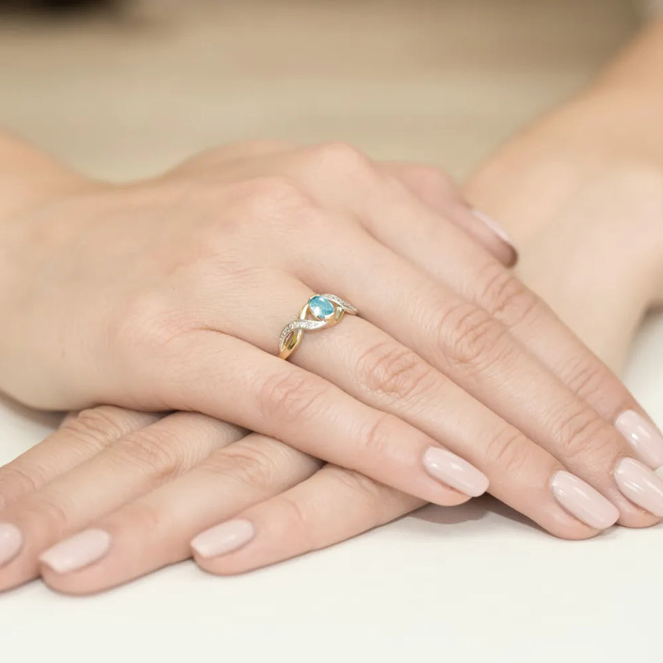 Zlatý prsten s topazem 0,50 ct a diamanty 0,05 ct