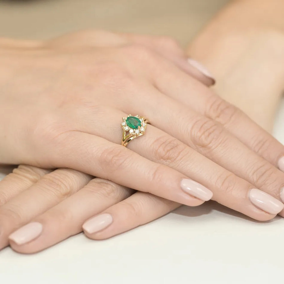 Gold Ring with 0.80ct Emerald and 0.30ct Diamonds