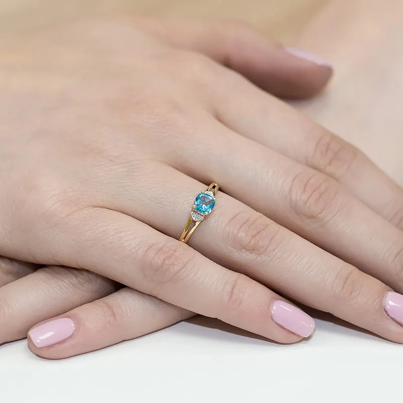 Gold Ring with 0.70ct Topaz and 0.01ct Diamonds