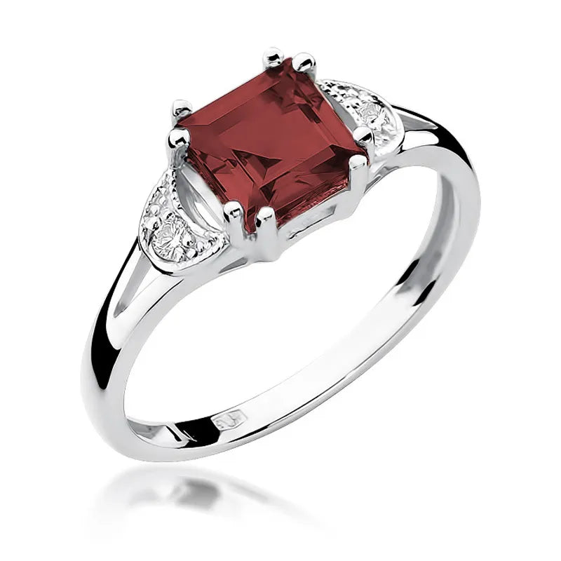 Gold Ring with 1.30ct Garnet and 0.06ct Diamonds