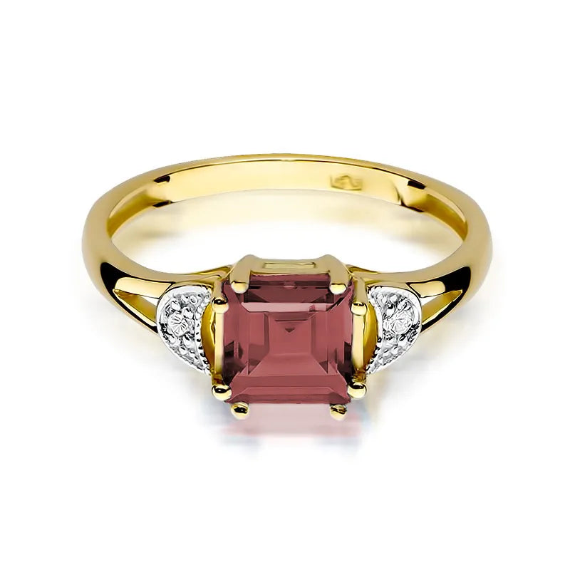 Gold Ring with 1.30ct Garnet and 0.06ct Diamonds