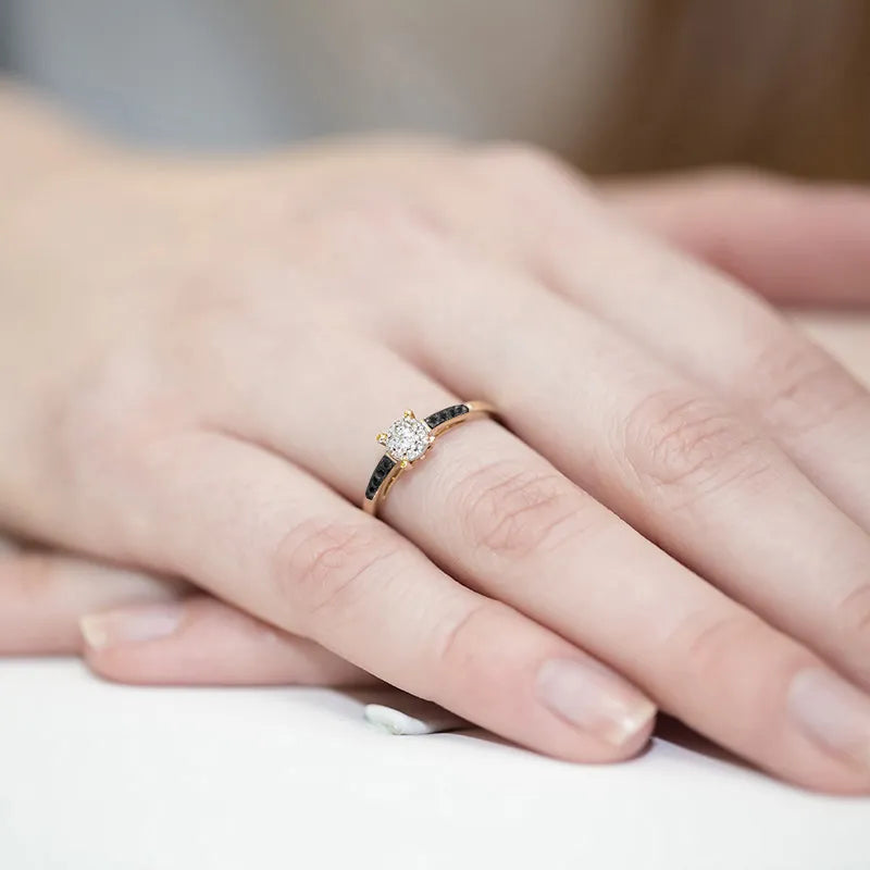 Zlatý prsten s diamantem 0,04 ct a diamanty 0,005 ct