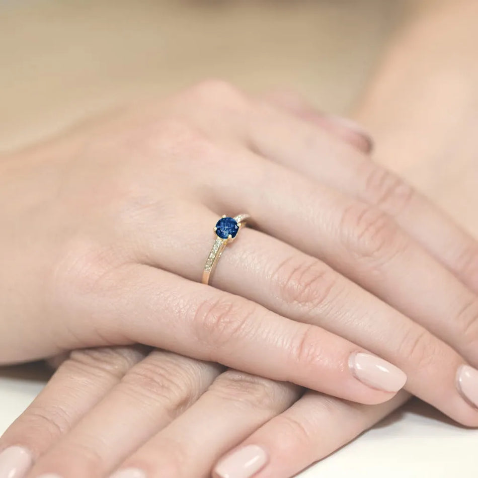 Gold Ring with 0.50ct Sapphire and 0.05ct Diamonds