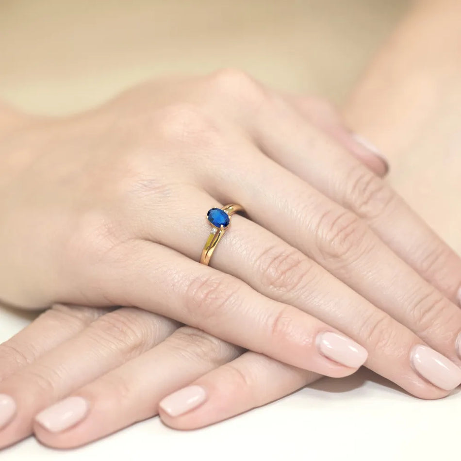 Zlatý prsten se safírem 0,70 ct a diamanty 0,029 ct