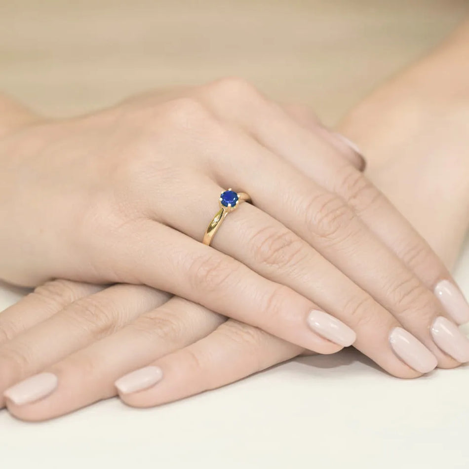 Zlatý prsten se safírem 0,50 ct a diamanty