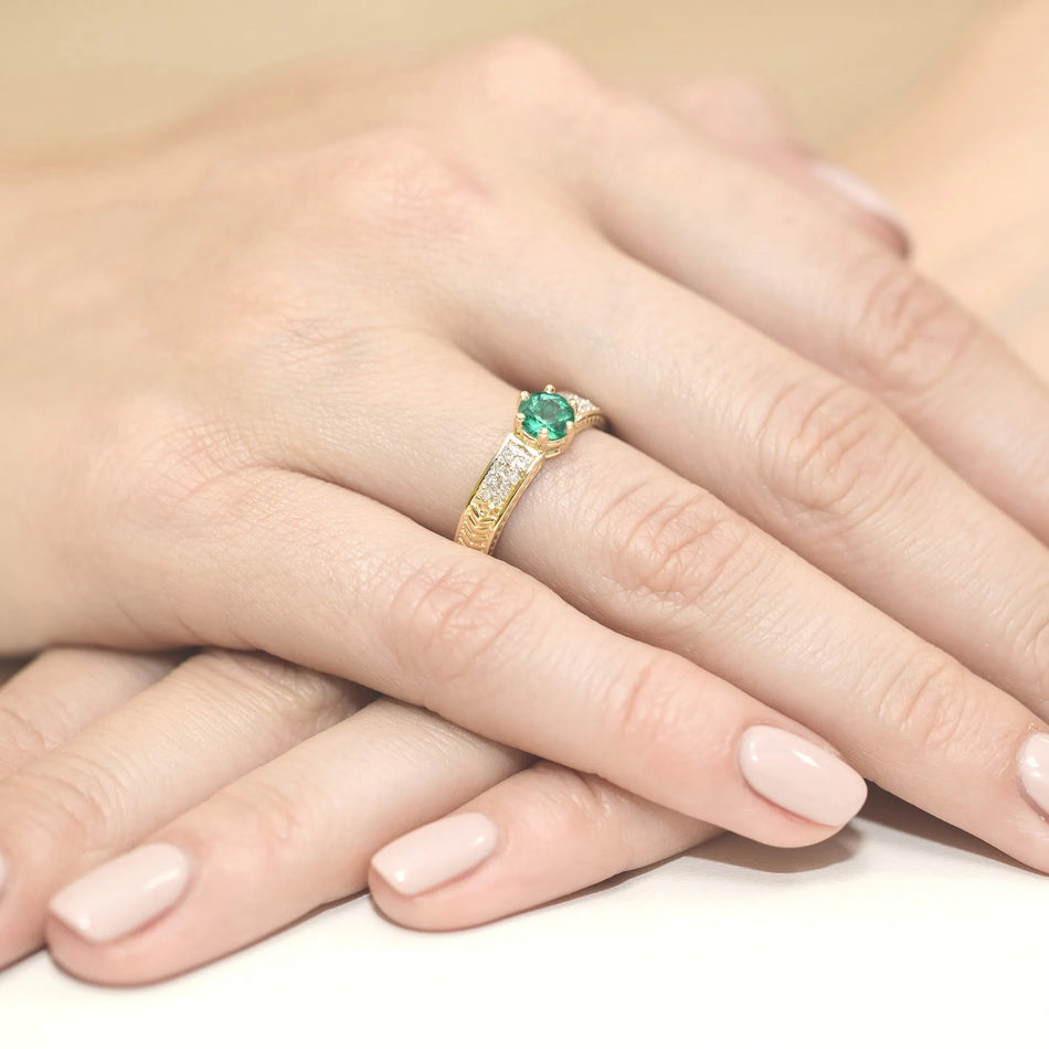 Gold Ring with 0.50ct Emerald and Diamonds