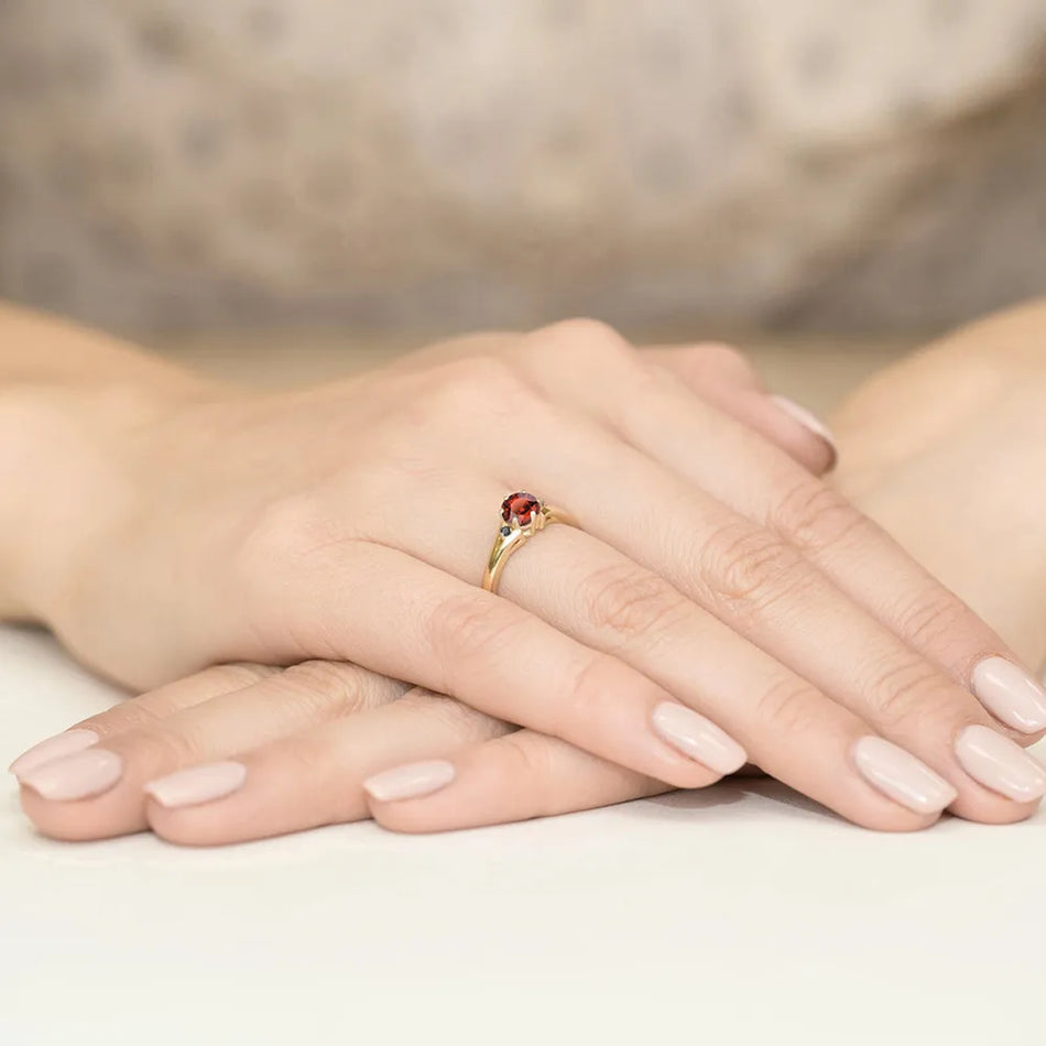 Gold Ring with 0.60ct Garnet and Black Diamonds