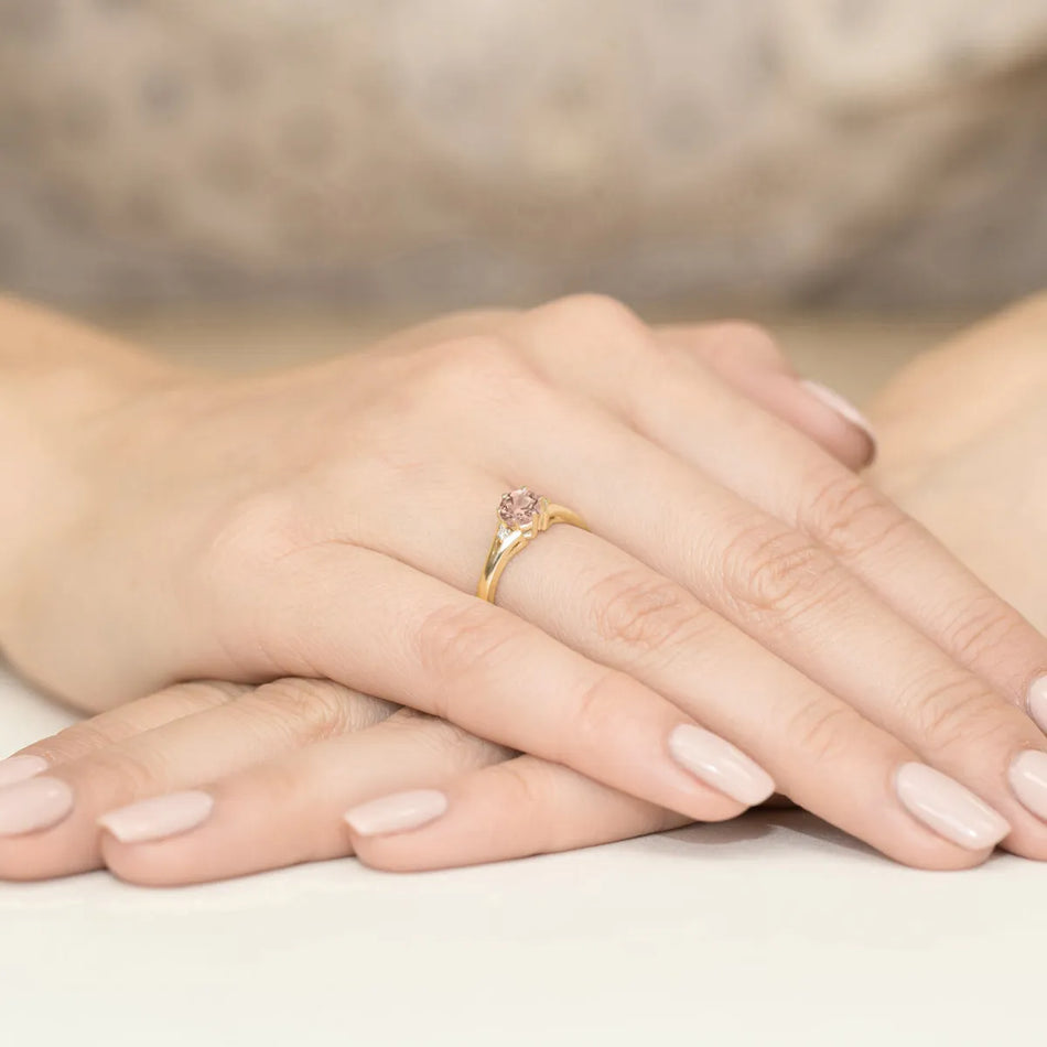 Gold Ring with 0.40ct Morganite and Diamonds