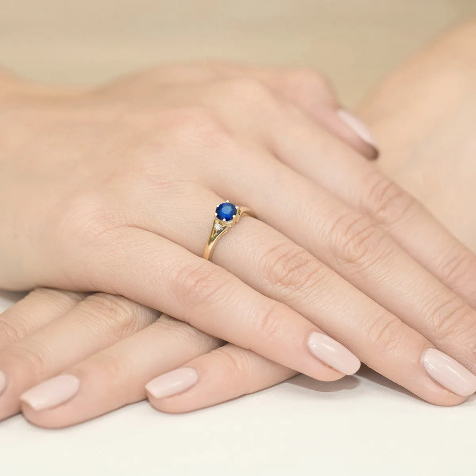 Zlatý prsten se safírem 0,50 ct a diamanty