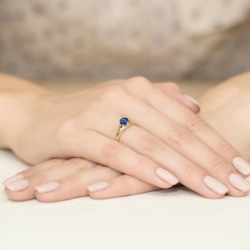 Zlatý prsten se safírem 0,50 ct a černými diamanty