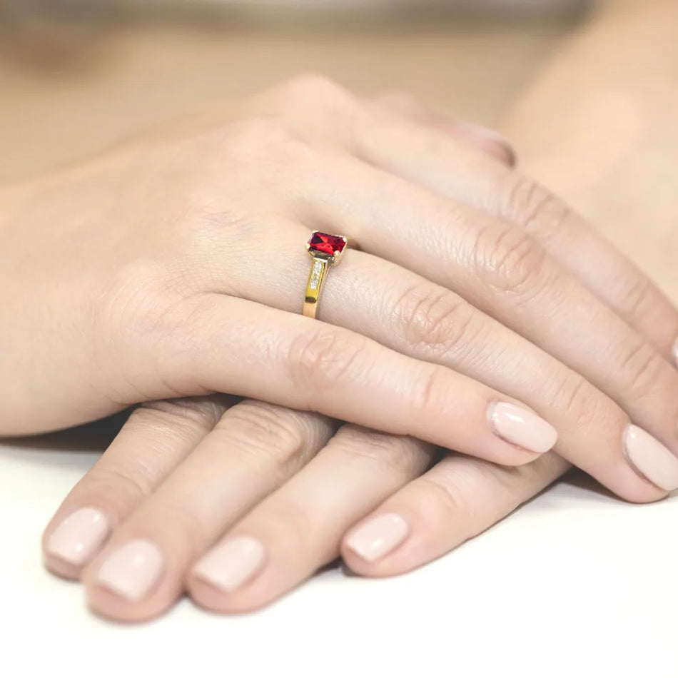 Gold Ring with 0.80ct Ruby and 0.04ct Diamonds