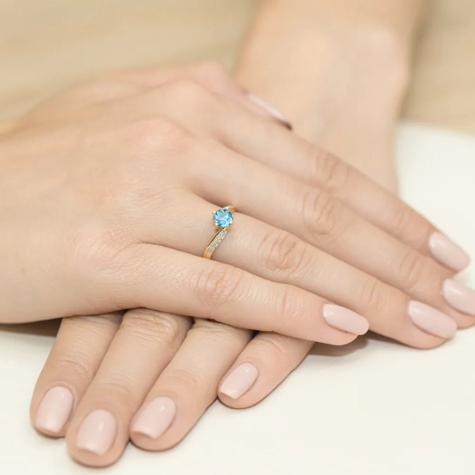 Gold Ring with 0.50ct Topaz and 0.05ct Diamonds