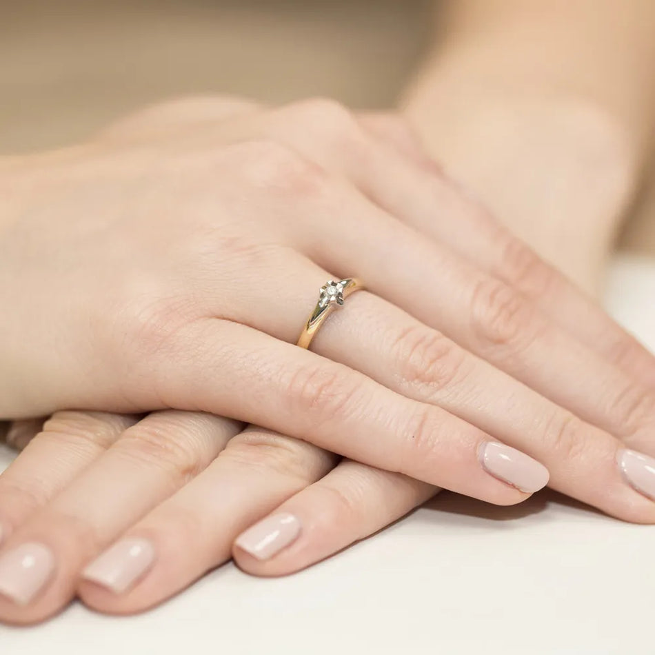 Zlatý prsten s diamantem 0,05 ct