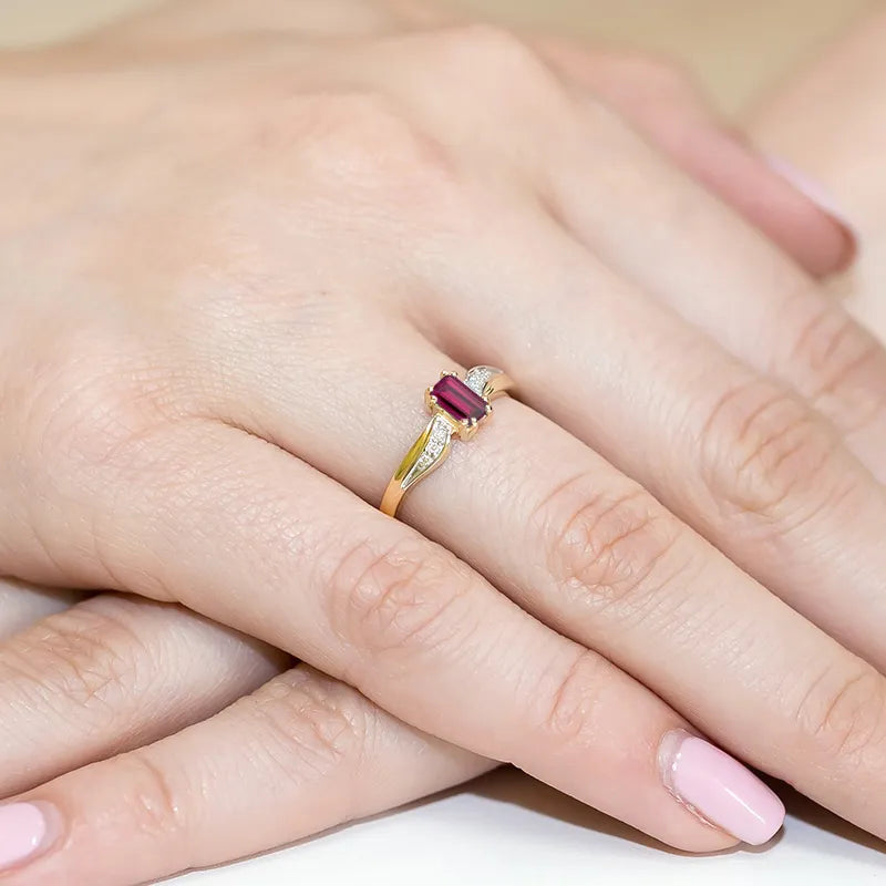 Gold Ring with 0.70ct Garnet and 0.03ct Diamonds