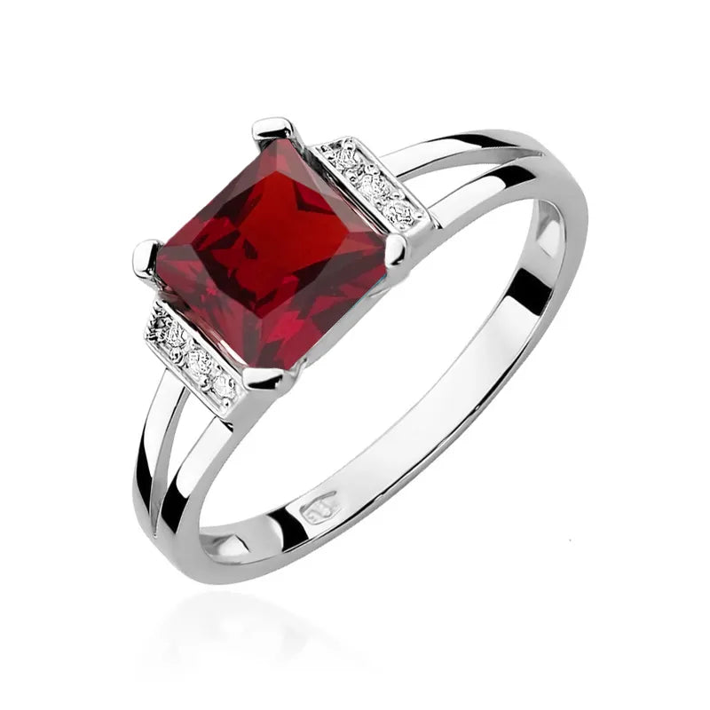 Gold Ring with 1.30ct Garnet and 0.03ct Diamonds