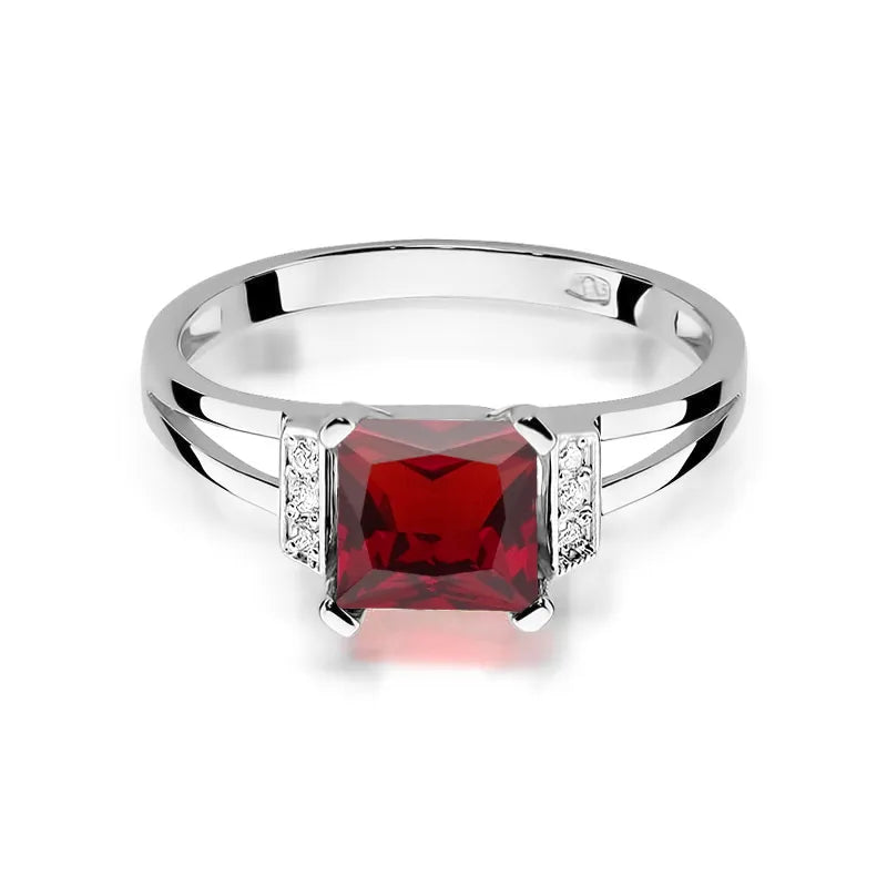 Gold Ring with 1.30ct Garnet and 0.03ct Diamonds