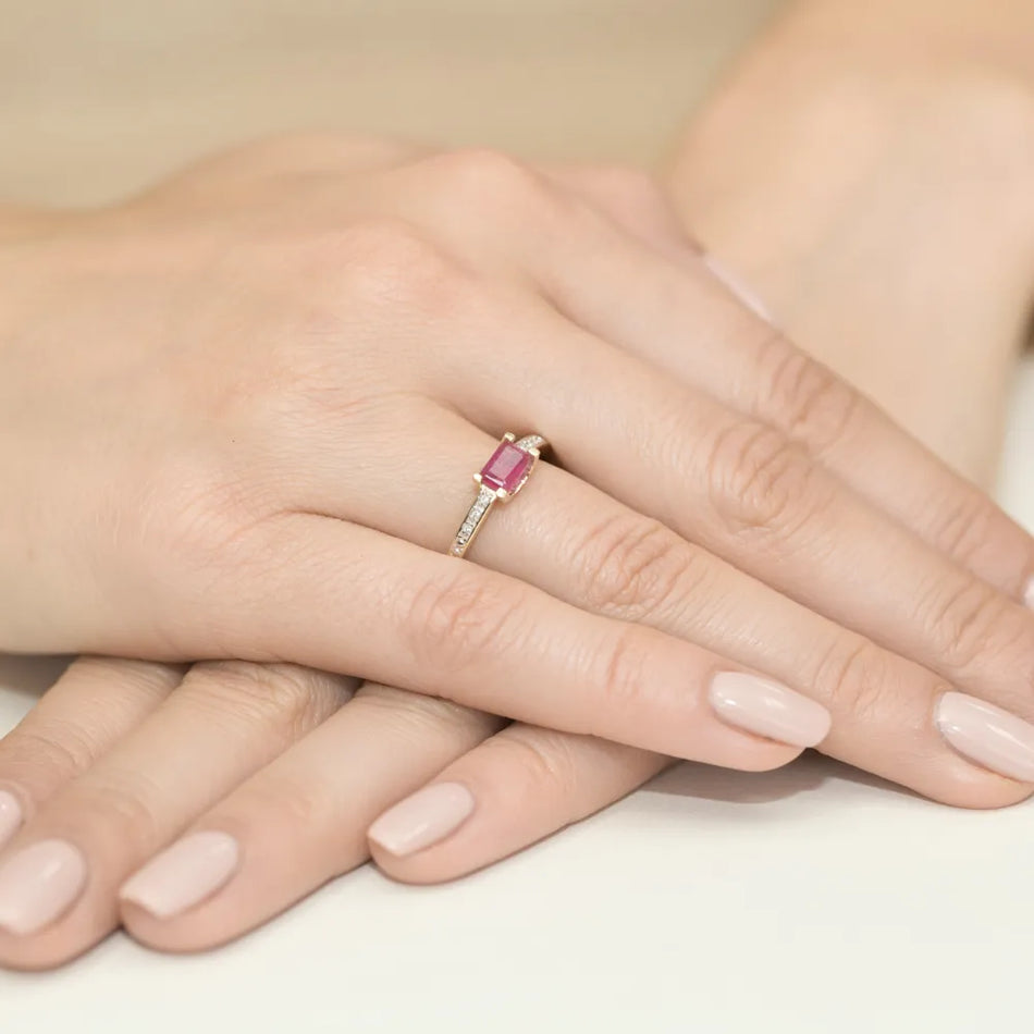 Gold Ring with 0.80ct Ruby and 0.03ct Diamonds