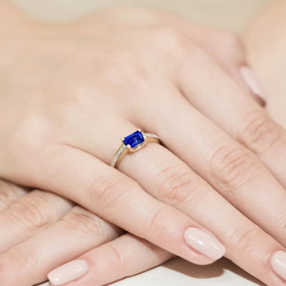 Zlatý prsten se safírem 0,60 ct a diamanty 0,03 ct