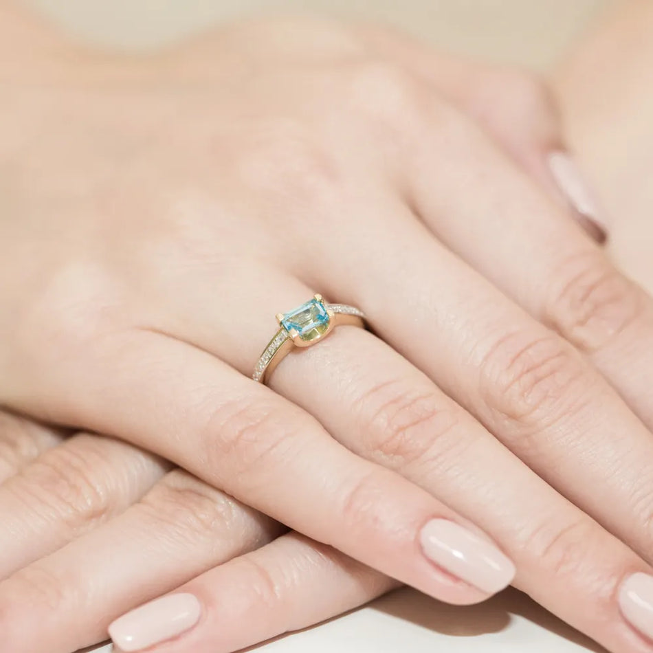 Zlatý prsten s topazem 0,65 ct a diamanty 0,03 ct