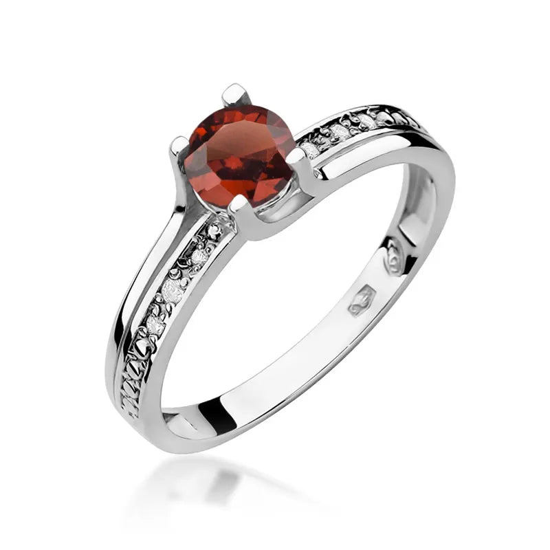Gold Ring with 0.60ct Garnet and 0.03ct Diamonds