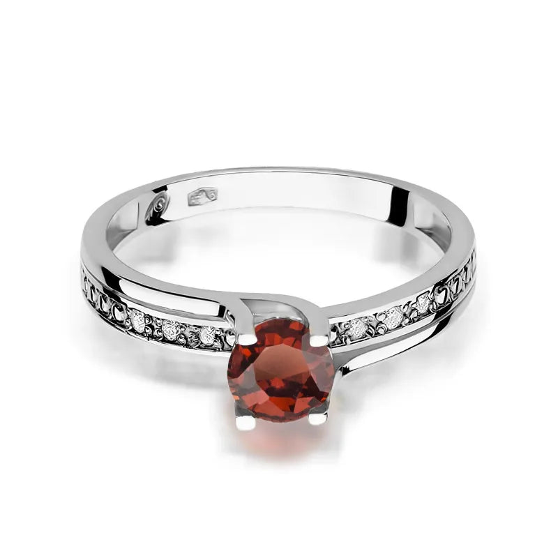 Gold Ring with 0.60ct Garnet and 0.03ct Diamonds